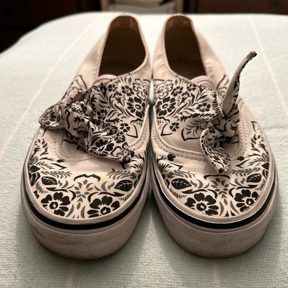 RARE - Super Cute VANS - slip-on white bandana with bow - Size 3.5Y - Women’s 5 - Picture 4 of 7